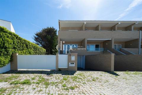 Moradia em frente ao mar