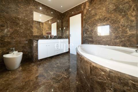 Moradia T4 junto ao rio