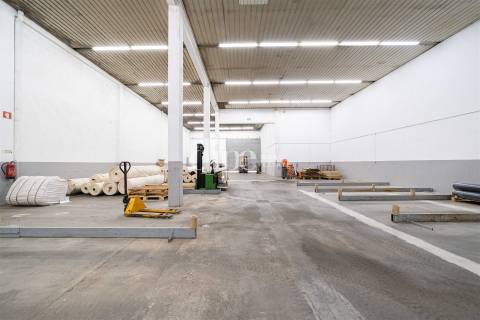 Armazém com escritórios totalmente mobilados