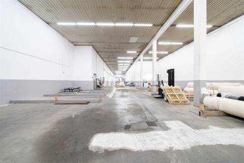 Armazém com escritórios totalmente mobilados