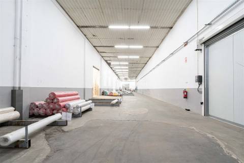 Armazém com escritórios totalmente mobilados