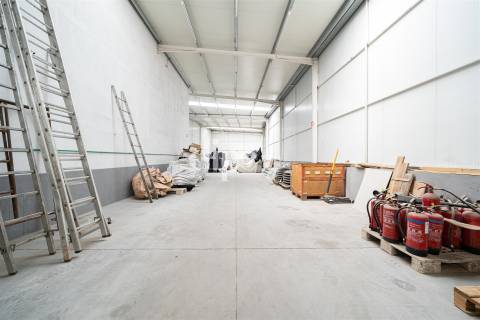 Armazém com escritórios totalmente mobilados