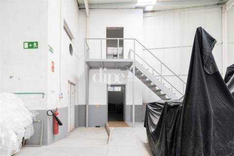 Armazém com escritórios totalmente mobilados