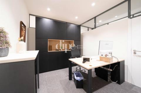 Armazém com escritórios totalmente mobilados