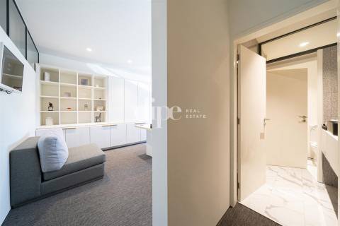 Armazém com escritórios totalmente mobilados