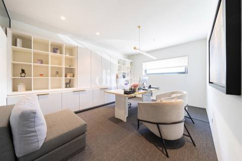 Armazém com escritórios totalmente mobilados