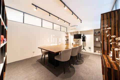 Armazém com escritórios totalmente mobilados