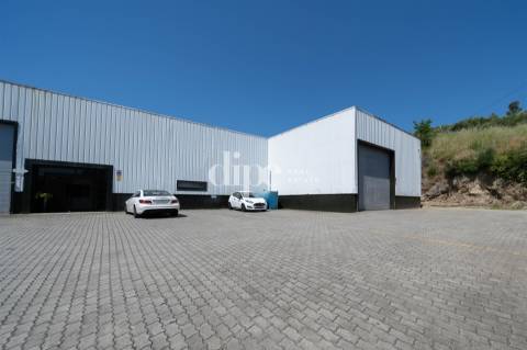 Armazém com escritórios totalmente mobilados