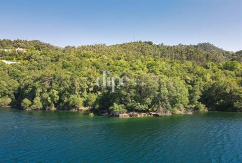 Terreno com frente rio na Albufeira da Caniçada, Gerês