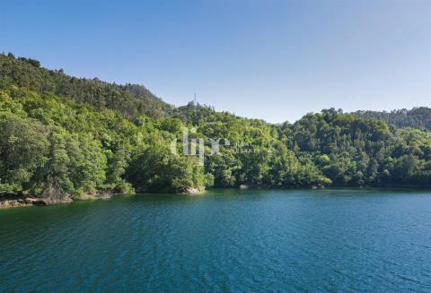 Terreno com frente rio na Albufeira da Caniçada, Gerês