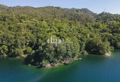 Terreno com frente rio na Albufeira da Caniçada, Gerês