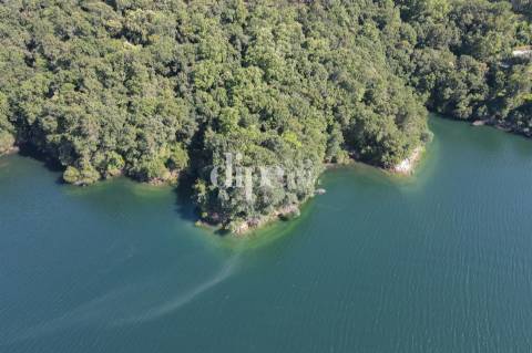 Terreno com frente rio na Albufeira da Caniçada, Gerês