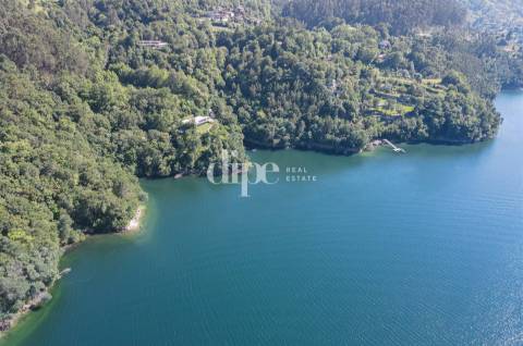 Terreno com frente rio na Albufeira da Caniçada, Gerês