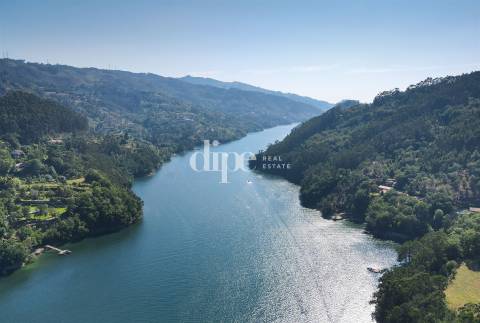 Terreno com frente rio na Albufeira da Caniçada, Gerês