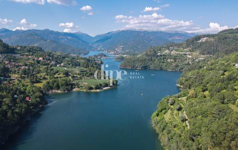 Terreno com frente rio na Albufeira da Caniçada, Gerês