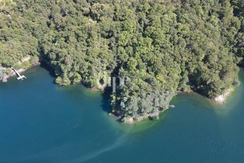 Terreno com frente rio na Albufeira da Caniçada, Gerês