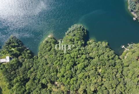 Terreno com frente rio na Albufeira da Caniçada, Gerês
