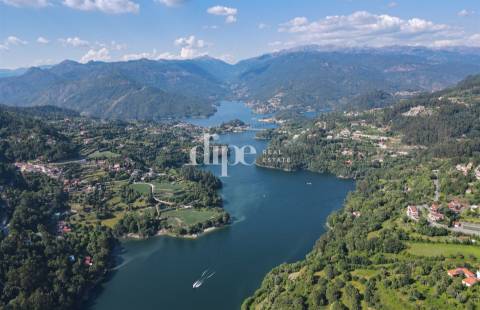 Terreno com frente rio na Albufeira da Caniçada, Gerês