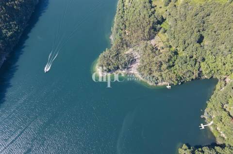 Terreno com frente rio na Albufeira da Caniçada, Gerês