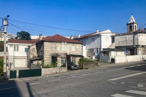 Moradia com projeto aprovado em zona ARU