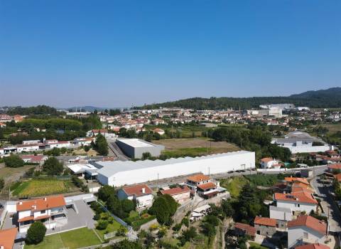 Armazém com 2737 m2