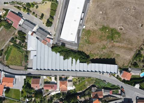 Armazém com 2737 m2