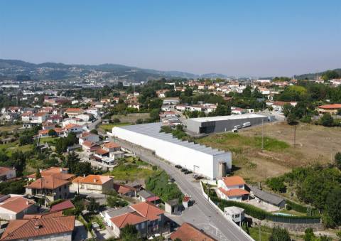 Armazém com 2737 m2