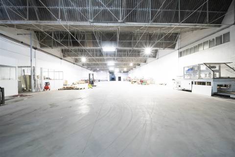 Armazém com 2737 m2