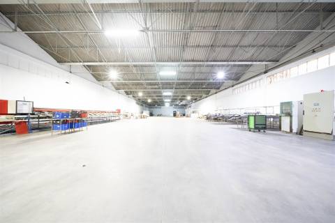 Armazém com 2737 m2