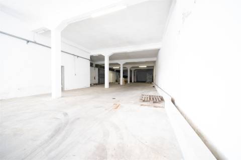 Armazém com 2737 m2