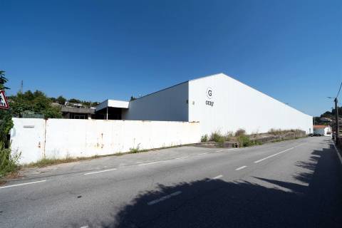 Armazém com 2737 m2