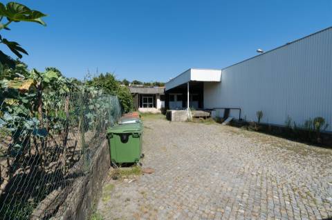 Armazém com 2737 m2