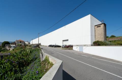 Armazém com 2737 m2