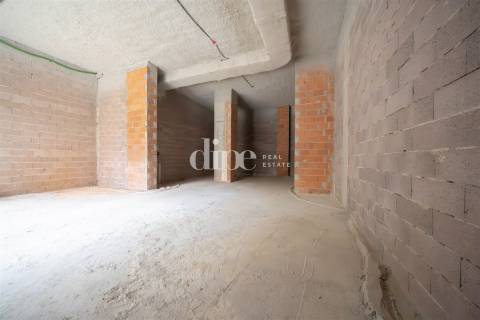 Loja na Av. D. João IV, centro de Guimarães