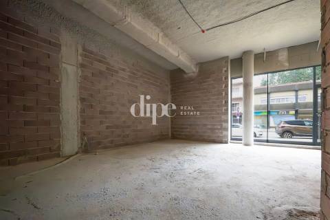 Loja na Av. D. João IV, centro de Guimarães