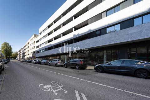 Loja na Av. D. João IV, centro de Guimarães