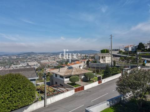 Terreno com 608 m2 na encosta da Penha