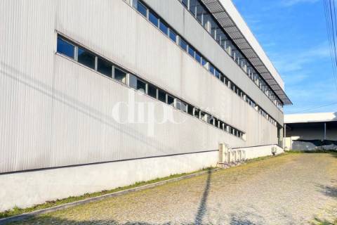 Armazém de 3.254 m2 em Gondar, Guimarães.