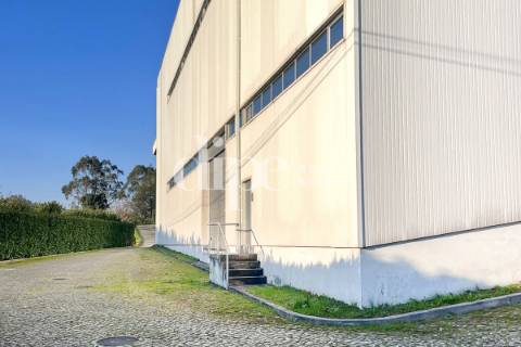 Armazém de 3.254 m2 em Gondar, Guimarães.
