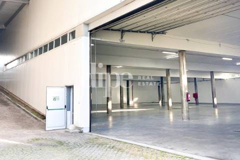 Armazém de 3.254 m2 em Gondar, Guimarães.