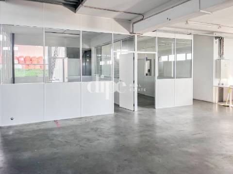 Armazém de 3.254 m2 em Gondar, Guimarães.