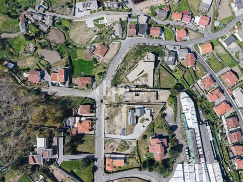 Deslumbrante moradia em construção com piscina e vistas desafogadas em Guimarães.