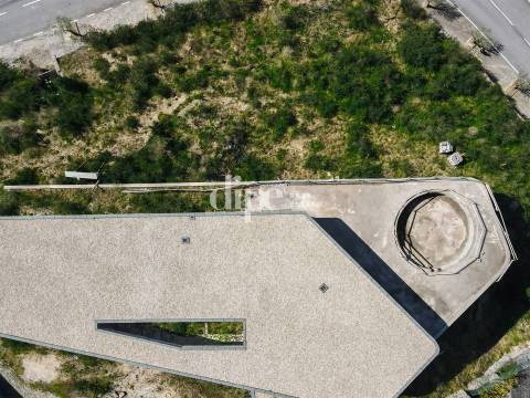 Deslumbrante moradia em construção com piscina e vistas desafogadas em Guimarães.