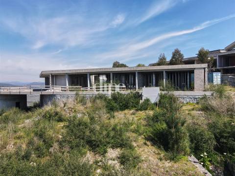 Deslumbrante moradia em construção com piscina e vistas desafogadas em Guimarães.
