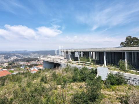 Deslumbrante moradia em construção com piscina e vistas desafogadas em Guimarães.