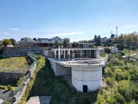 Deslumbrante moradia em construção com piscina e vistas desafogadas em Guimarães.