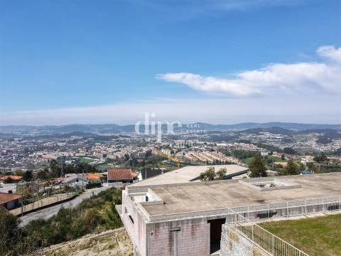 Deslumbrante moradia em construção com piscina e vistas desafogadas em Guimarães.