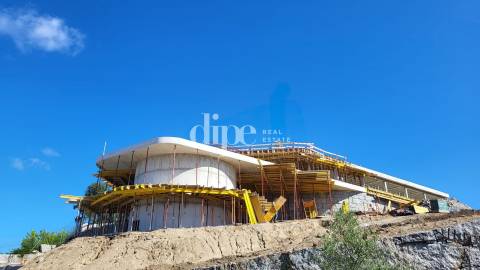 Deslumbrante moradia em construção com piscina e vistas desafogadas em Guimarães.