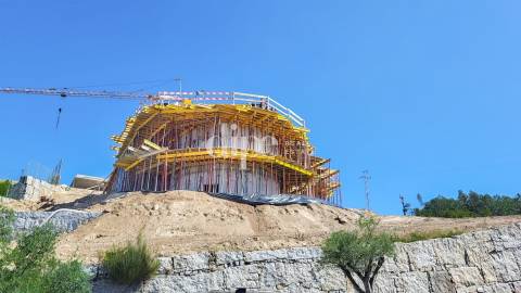 Deslumbrante moradia em construção com piscina e vistas desafogadas em Guimarães.