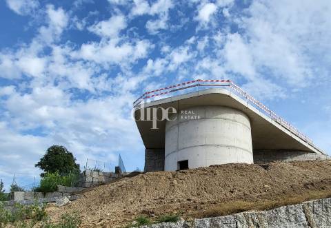Deslumbrante moradia em construção com piscina e vistas desafogadas em Guimarães.
